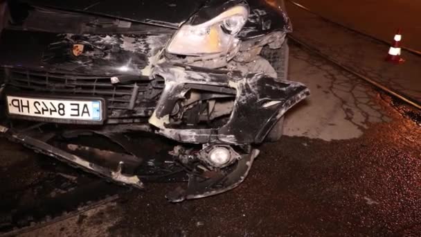 Розбитий Автомобіль Після Аварії Дим Виходить Під Капота — стокове відео