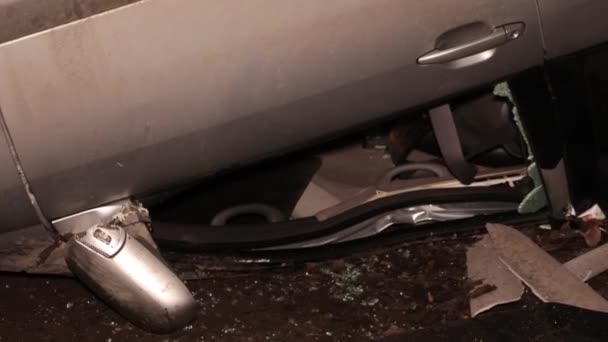 Ένα Σπασμένο Αυτοκίνητο Μετά Από Ένα Ατύχημα Καπνός Βγαίνει Κάτω — Αρχείο Βίντεο