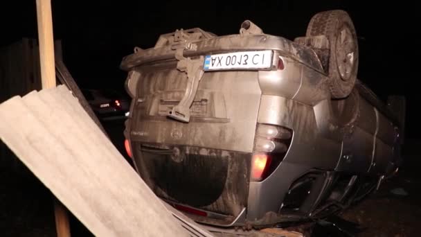 Een Kapotte Auto Een Ongeluk Rook Onder Motorkap Vandaan — Stockvideo