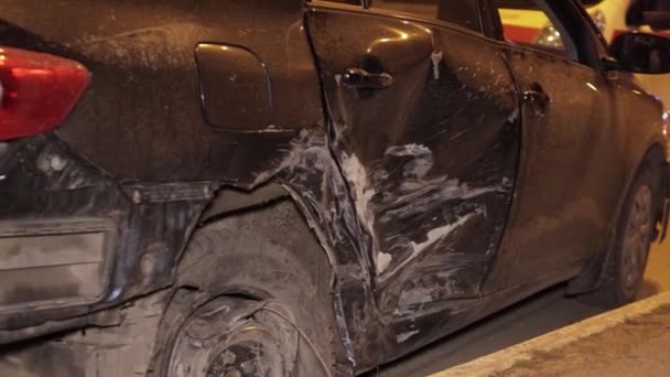 Ein Kaputtes Auto Nach Einem Unfall Rauch Quillt Unter Der — Stockvideo