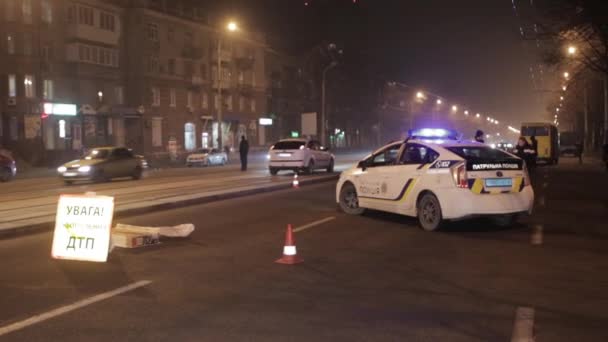 Een Kapotte Auto Een Ongeluk Rook Onder Motorkap Vandaan — Stockvideo