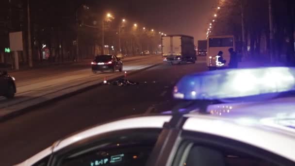 车祸后的一辆破车 油烟从车篷下冒出来 — 图库视频影像