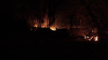 Hava, izleme, insansız hava aracı atışı, alevler içindeki ormana tepeden bakan orman yangınları, karanlık bir yaz gecesinde hava kirliliğine neden oluyor.