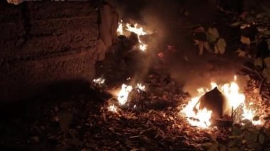Hava, izleme, insansız hava aracı atışı, alevler içindeki ormana tepeden bakan orman yangınları, karanlık bir yaz gecesinde hava kirliliğine neden oluyor.
