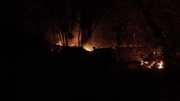 Vue aérienne, poursuite, tir de drone, vue sur la forêt en flammes, feux de forêt détruisant et causant la pollution de l'air, par une nuit d'été sombre 