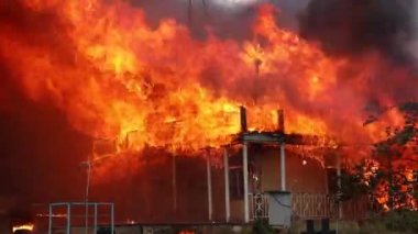 Siyah dumanlı büyük ateş üst panoramik gökyüzü sineği