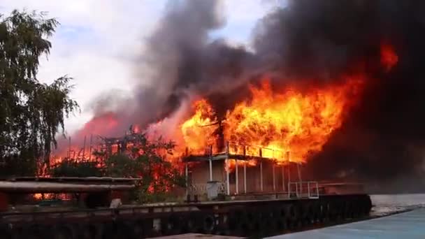 Groot Vuur Met Zwarte Rook Lucht Top Panoramisch Uitzicht Hemel — Stockvideo