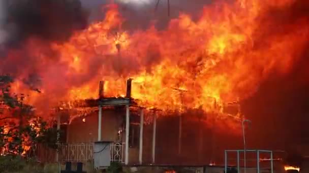 Großes Feuer Mit Schwarzem Rauch Antenne Oben Panoramablick Himmel Fliegen — Stockvideo