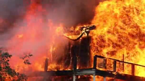 Großes Feuer Mit Schwarzem Rauch Antenne Oben Panoramablick Himmel Fliegen — Stockvideo