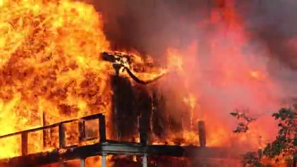 Großes Feuer Mit Schwarzem Rauch Antenne Oben Panoramablick Himmel Fliegen — Stockvideo