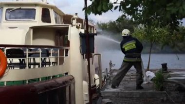 Siyah dumanlı büyük ateş üst panoramik gökyüzü sineği