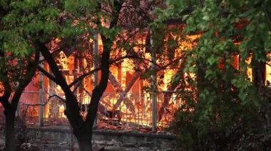 Siyah dumanlı büyük ateş üst panoramik gökyüzü sineği