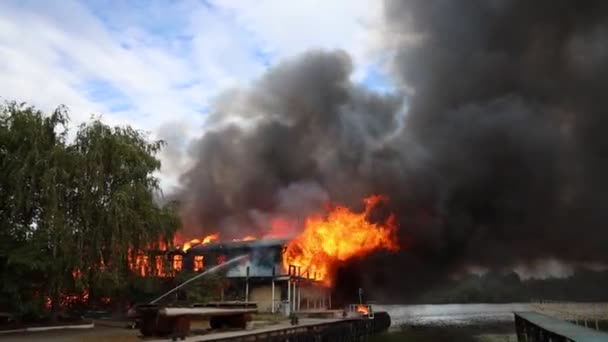 Duży Pożar Czarnym Dymem Anteny Panoramiczny Widok Niebo Mucha — Wideo stockowe