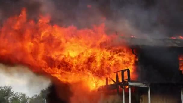 Gran Fuego Con Humo Negro Plano Aéreo Vista Panorámica Cielo — Vídeos de Stock