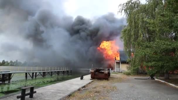 Большой Огонь Черным Дымом Воздуха Сверху Панорамный Вид Небо Летать — стоковое видео