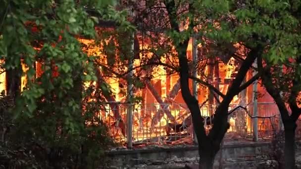 Großes Feuer Mit Schwarzem Rauch Antenne Oben Panoramablick Himmel Fliegen — Stockvideo