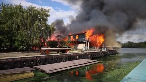 Groot Vuur Met Zwarte Rook Lucht Top Panoramisch Uitzicht Hemel — Stockvideo