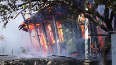 Siyah dumanlı büyük ateş üst panoramik gökyüzü sineği