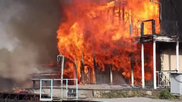 Großes Feuer Mit Schwarzem Rauch Antenne Oben Panoramablick Himmel Fliegen — Stockvideo