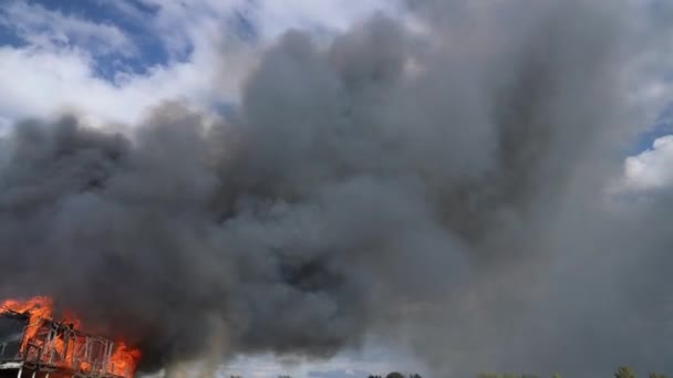 Gran Fuego Con Humo Negro Plano Aéreo Vista Panorámica Cielo — Vídeo de stock