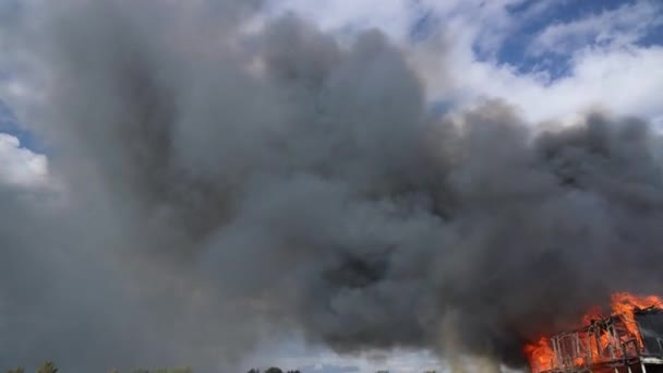 grand feu avec fumée noire aérienne vue panoramique ciel voler 
