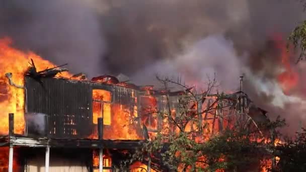 Großes Feuer Mit Schwarzem Rauch Antenne Oben Panoramablick Himmel Fliegen — Stockvideo