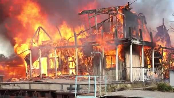 Großes Feuer Mit Schwarzem Rauch Antenne Oben Panoramablick Himmel Fliegen — Stockvideo