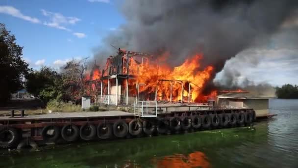 Duży Pożar Czarnym Dymem Anteny Panoramiczny Widok Niebo Mucha — Wideo stockowe