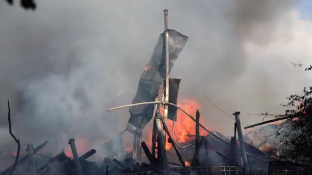 Großes Feuer Mit Schwarzem Rauch Antenne Oben Panoramablick Himmel Fliegen — Stockvideo