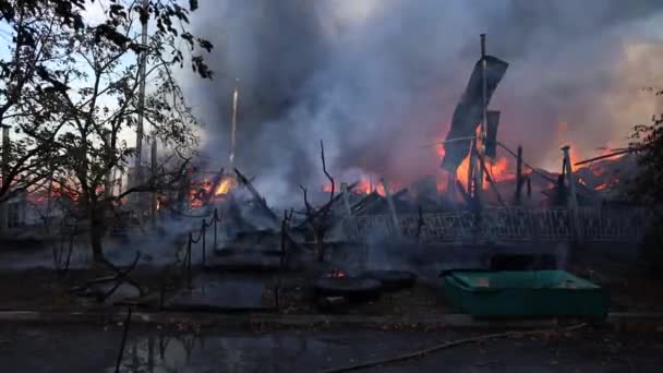 Großes Feuer Mit Schwarzem Rauch Antenne Oben Panoramablick Himmel Fliegen — Stockvideo