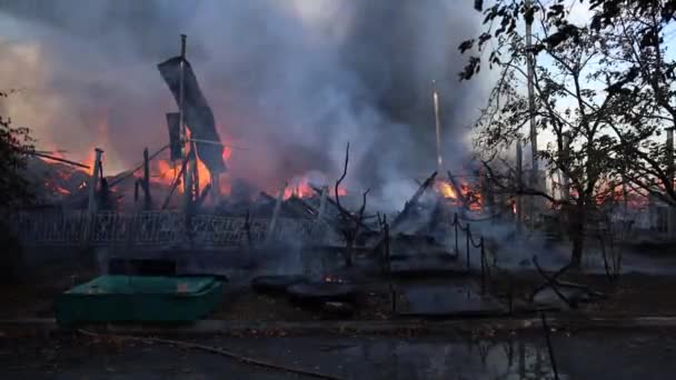 Großes Feuer Mit Schwarzem Rauch Antenne Oben Panoramablick Himmel Fliegen — Stockvideo