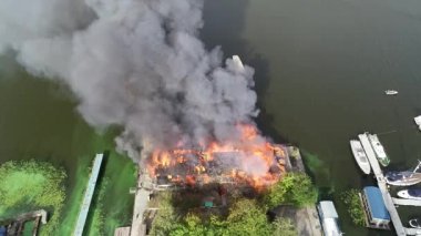 Siyah dumanlı büyük ateş üst panoramik gökyüzü sineği