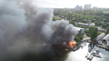 Siyah dumanlı büyük ateş üst panoramik gökyüzü sineği