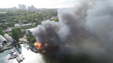 Siyah dumanlı büyük ateş üst panoramik gökyüzü sineği