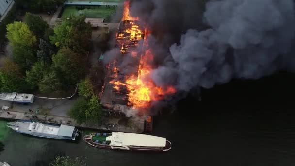 Groot Vuur Met Zwarte Rook Lucht Top Panoramisch Uitzicht Hemel — Stockvideo