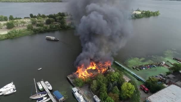 Duży Pożar Czarnym Dymem Anteny Panoramiczny Widok Niebo Mucha — Wideo stockowe