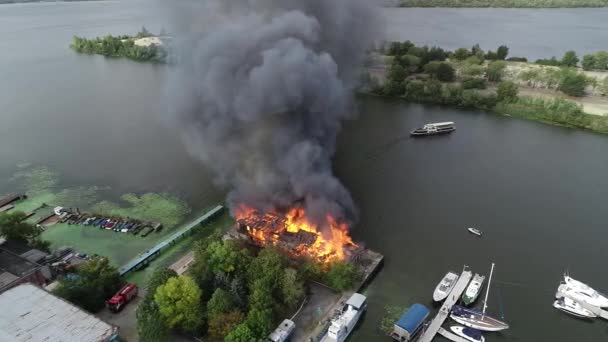 Stor Brand Med Svart Rök Antenn Topp Panoramautsikt Himmel Flyga — Stockvideo