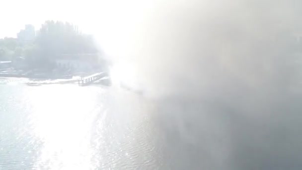 Groot Vuur Met Zwarte Rook Lucht Top Panoramisch Uitzicht Hemel — Stockvideo