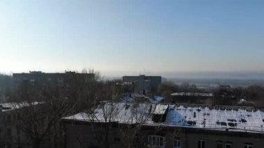 Megaket içinde kuş gözü olan bir inşaat alanı. Drone 'la video çekimi. Yeni bir yerleşim yerinde yeni bir ev. İnşaat alanının üzerinde uçuyor. Şehrin bitişiğindeki yeni ev. 4k.