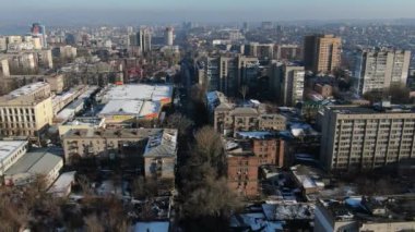 Megaket içinde kuş gözü olan bir inşaat alanı. Drone 'la video çekimi. Yeni bir yerleşim yerinde yeni bir ev. İnşaat alanının üzerinde uçuyor. Şehrin bitişiğindeki yeni ev. 4k.