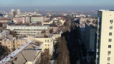 Megaket içinde kuş gözü olan bir inşaat alanı. Drone 'la video çekimi. Yeni bir yerleşim yerinde yeni bir ev. İnşaat alanının üzerinde uçuyor. Şehrin bitişiğindeki yeni ev. 4k.