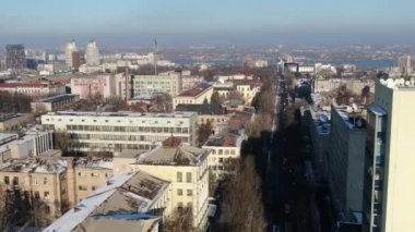 Megaket içinde kuş gözü olan bir inşaat alanı. Drone 'la video çekimi. Yeni bir yerleşim yerinde yeni bir ev. İnşaat alanının üzerinde uçuyor. Şehrin bitişiğindeki yeni ev. 4k.