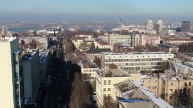 Megaket içinde kuş gözü olan bir inşaat alanı. Drone 'la video çekimi. Yeni bir yerleşim yerinde yeni bir ev. İnşaat alanının üzerinde uçuyor. Şehrin bitişiğindeki yeni ev. 4k.