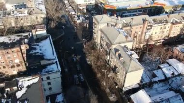 Megaket içinde kuş gözü olan bir inşaat alanı. Drone 'la video çekimi. Yeni bir yerleşim yerinde yeni bir ev. İnşaat alanının üzerinde uçuyor. Şehrin bitişiğindeki yeni ev. 4k.