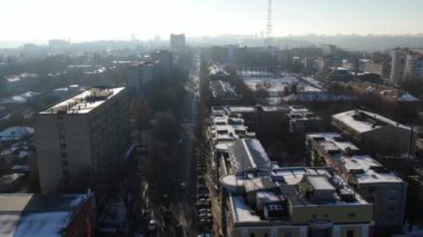 Megaket içinde kuş gözü olan bir inşaat alanı. Drone 'la video çekimi. Yeni bir yerleşim yerinde yeni bir ev. İnşaat alanının üzerinde uçuyor. Şehrin bitişiğindeki yeni ev. 4k.