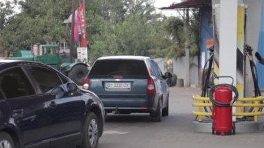 Dnipro, Ukrayna 'daki benzin istasyonu, BRSM benzin istasyonu, yukarıdan çekim, yaz mevsimi. hava görüntüsü panoramik dron helikopter gökyüzü görüntülerini uçurur