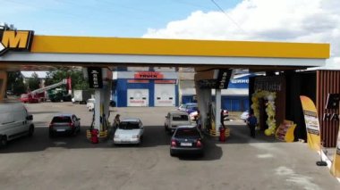 Dnipro, Ukrayna 'daki benzin istasyonu, BRSM benzin istasyonu, yukarıdan çekim, yaz mevsimi. hava görüntüsü panoramik dron helikopter gökyüzü görüntülerini uçurur