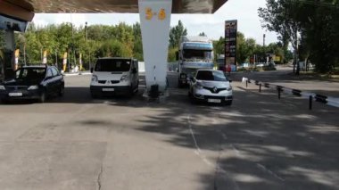 Dnipro, Ukrayna 'daki benzin istasyonu, BRSM benzin istasyonu, yukarıdan çekim, yaz mevsimi. hava görüntüsü panoramik dron helikopter gökyüzü görüntülerini uçurur