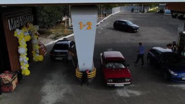 Dnipro, Ukrayna 'daki benzin istasyonu, BRSM benzin istasyonu, yukarıdan çekim, yaz mevsimi. hava görüntüsü panoramik dron helikopter gökyüzü görüntülerini uçurur