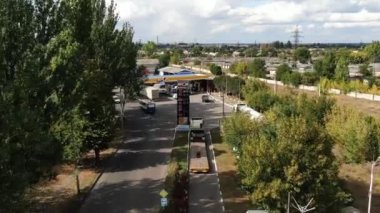 Dnipro, Ukrayna 'daki benzin istasyonu, BRSM benzin istasyonu, yukarıdan çekim, yaz mevsimi. hava görüntüsü panoramik dron helikopter gökyüzü görüntülerini uçurur